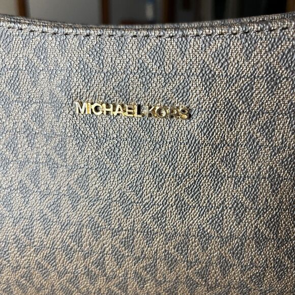 MICHAEL KORS Jet Set Travel Bag Messenger Crossbody Purse SIGNATURE MSRP $348 - Picture 4 of 9